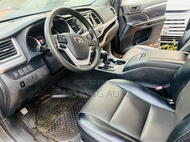 Toyota Highlander LE 2019 Gray