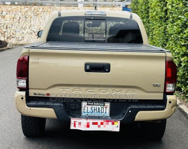 Toyota Tacoma 2019 Gold