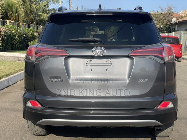 Toyota RAV4 XLE 4dr SUV (2.5L 4cyl 6A) 2018 Gray