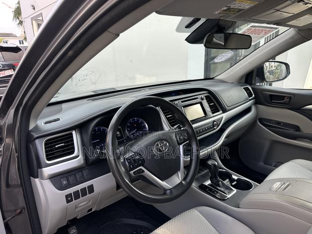 Toyota Highlander LE 4x2 (2.7L 4cyl 6A) 2018 Gray