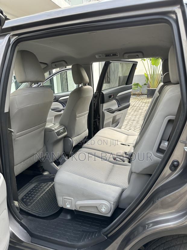 Toyota Highlander LE 4x2 (2.7L 4cyl 6A) 2018 Gray