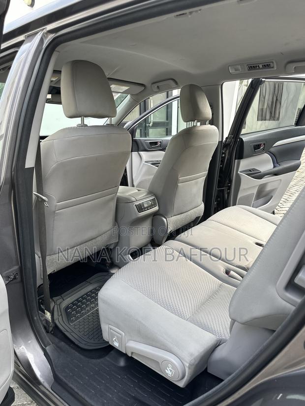 Toyota Highlander LE 4x2 (2.7L 4cyl 6A) 2018 Gray