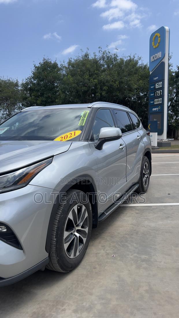 Toyota Highlander XLE 2021 Silver