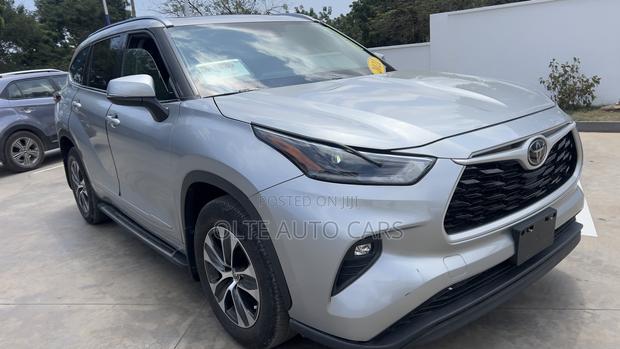 Toyota Highlander XLE 2021 Silver