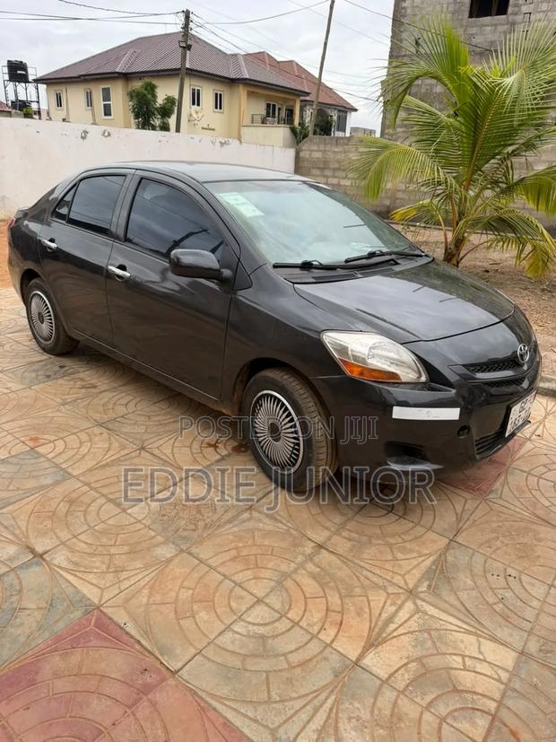 Toyota Yaris Base Sedan 4dr 2010 Black