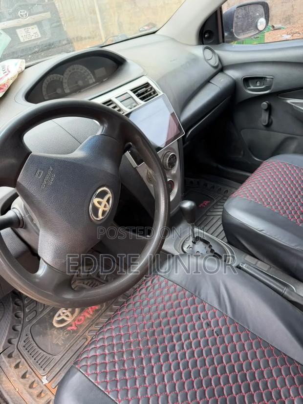 Toyota Yaris Base Sedan 4dr 2010 Black