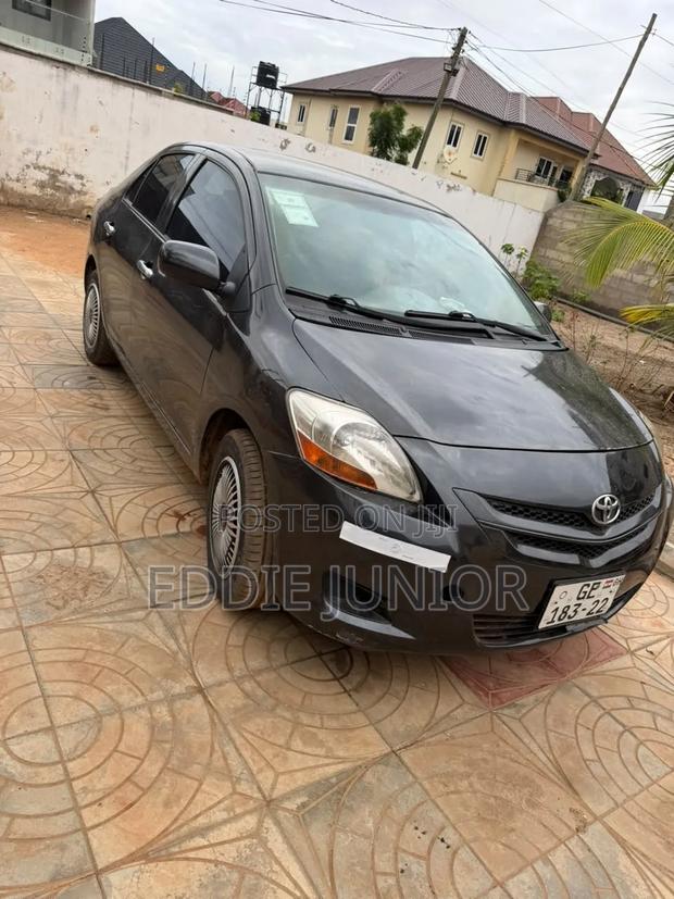 Toyota Yaris Base Sedan 4dr 2010 Black