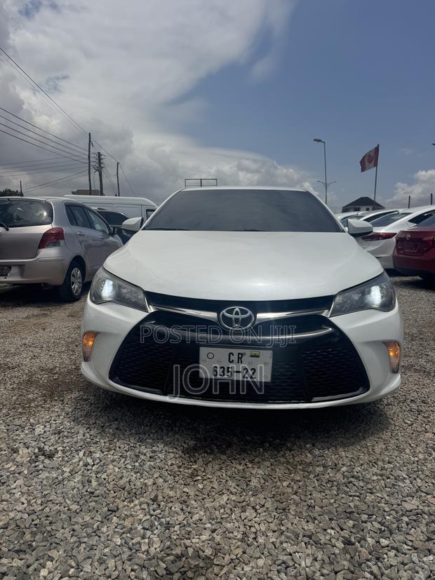 Toyota Camry SE 4dr Sedan (2.5L 4cyl 6A) 2017 White