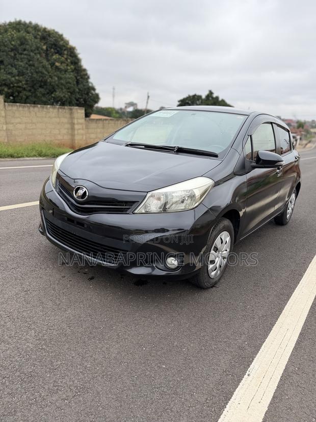 Toyota Vitz 1.3 AWD 5dr 2015 Black