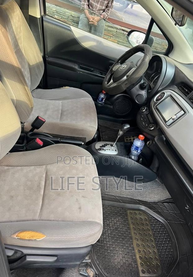 Toyota Vitz 2012 Silver
