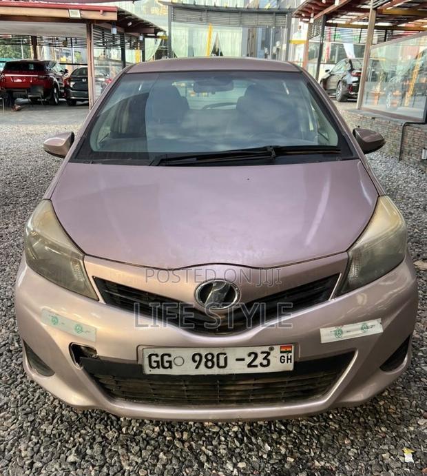 Toyota Vitz 2012 Silver