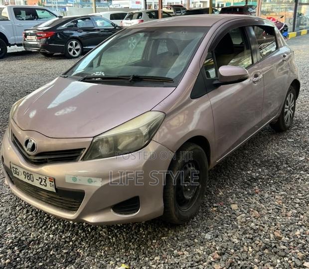 Toyota Vitz 2012 Silver