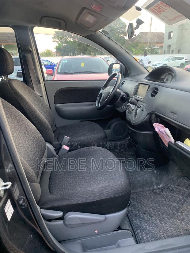 Toyota Sienta 2011 Silver