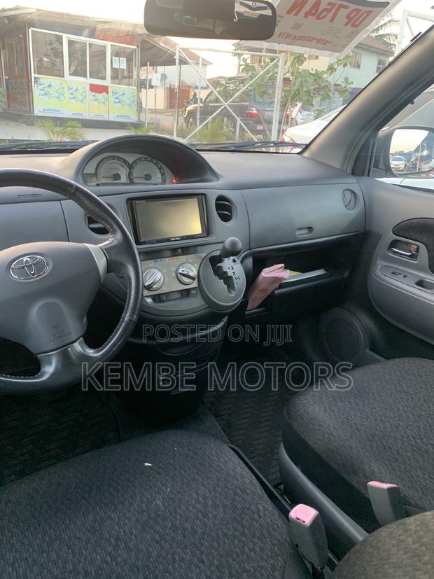 Toyota Sienta 2011 Silver