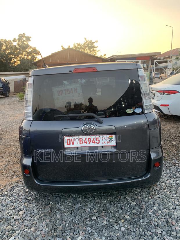 Toyota Sienta 2011 Silver