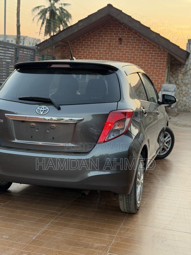 Toyota Vitz 1.3 FWD 5dr 2012 Gray