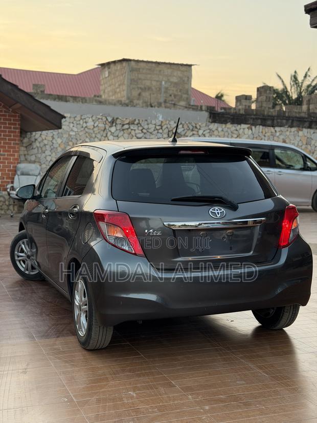 Toyota Vitz 1.3 FWD 5dr 2012 Gray