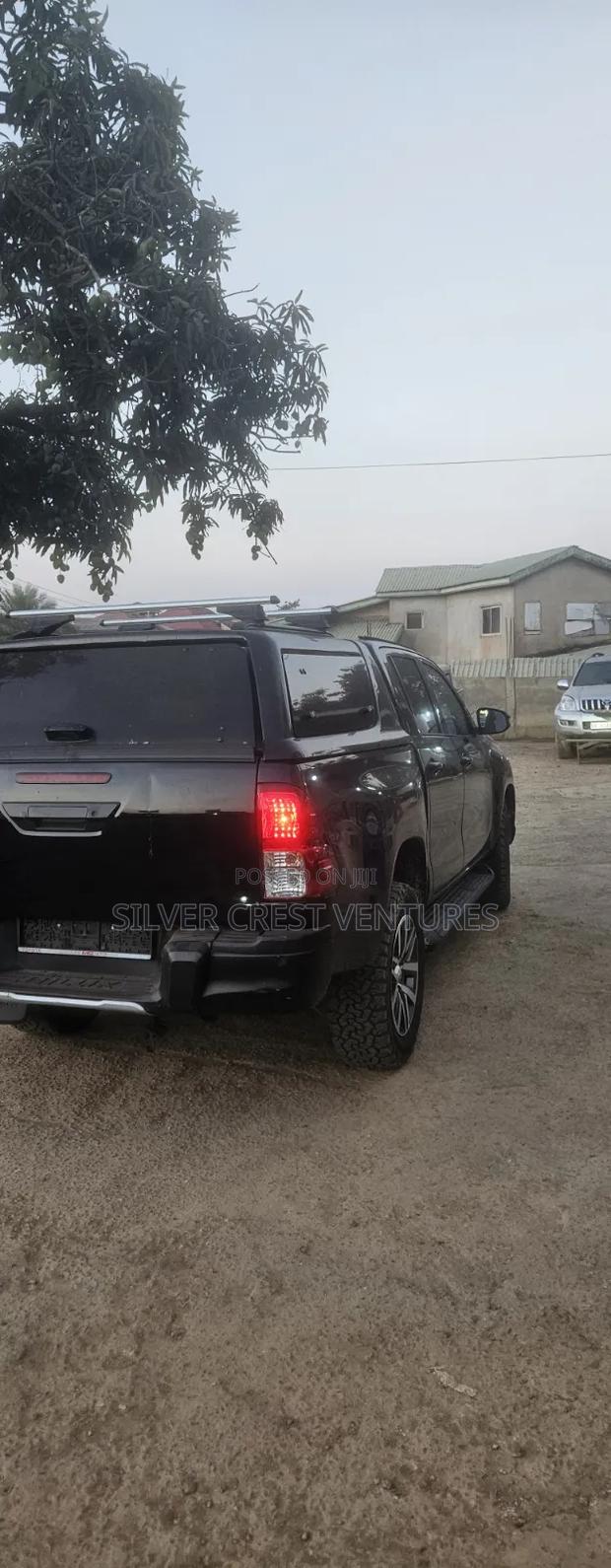Toyota Hilux 2021 Black
