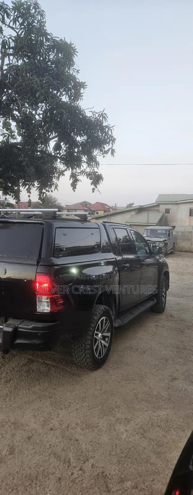 Toyota Hilux 2021 Black