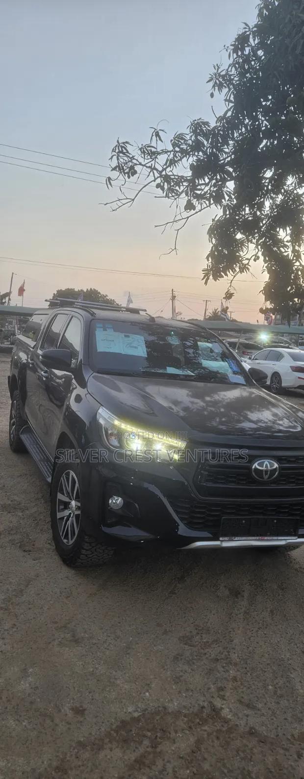 Toyota Hilux 2021 Black