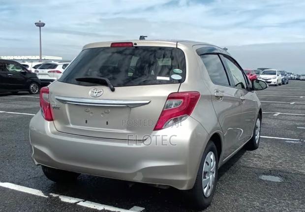 Toyota Vitz 1.3 FWD 5dr 2015 Gold