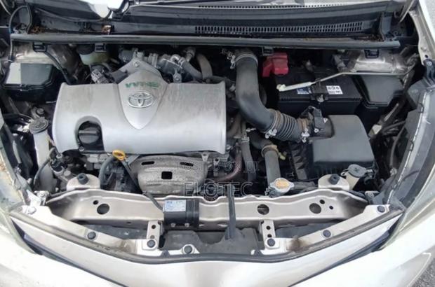 Toyota Vitz 1.3 FWD 5dr 2015 Gold