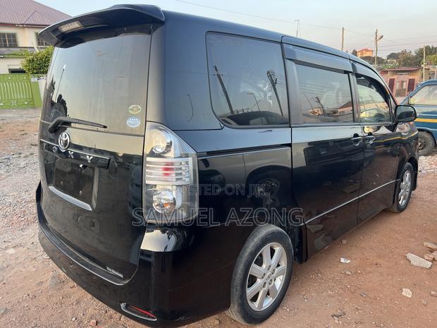 Toyota Voxy V 2WD 8-Seater 2010 Black
