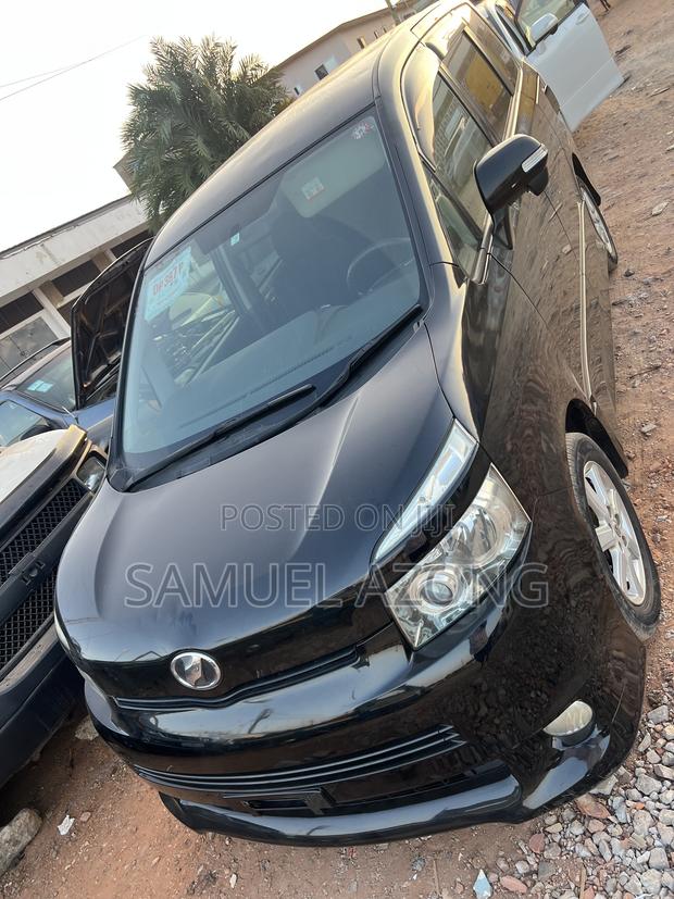 Toyota Voxy V 2WD 8-Seater 2010 Black