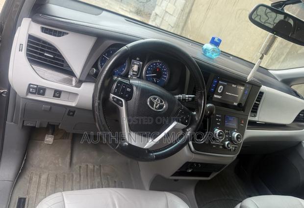 Toyota Sienna 2017 Gray