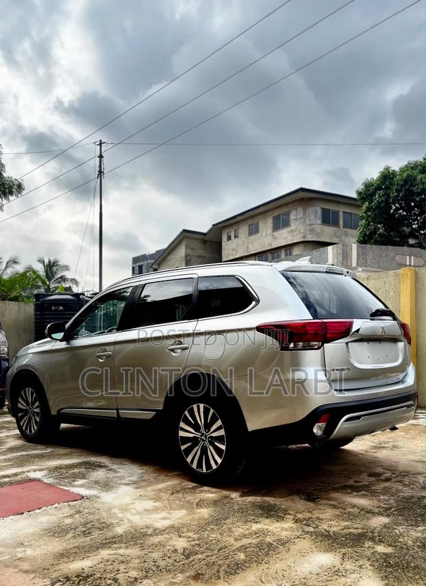Mitsubishi Outlander SEL FWD 2018 Silver