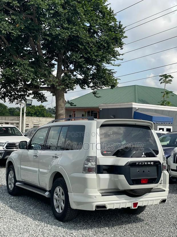 Mitsubishi Pajero 2017 White