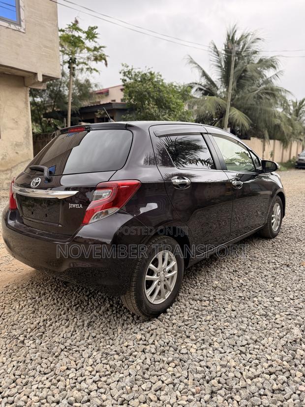 Toyota Vitz 1.3 FWD 5dr 2015 Burgundy
