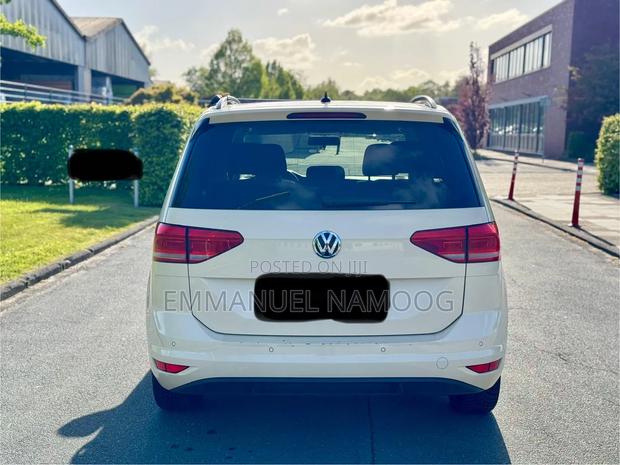 Volkswagen Touran 2024 Beige