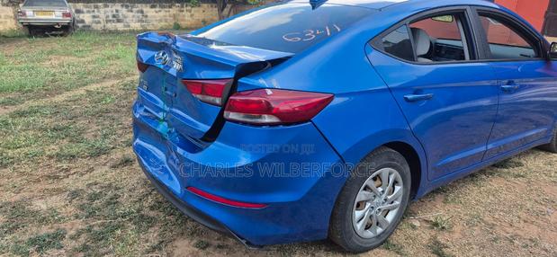 Hyundai Elantra SE Sedan FWD (2.0L 4cyl 6M) 2017 Blue