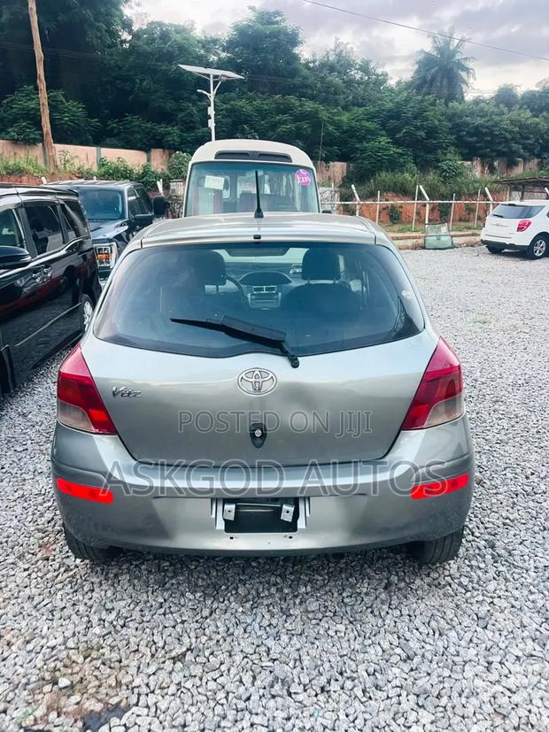 Toyota Vitz 1.3 FWD 5dr 2010 Gray