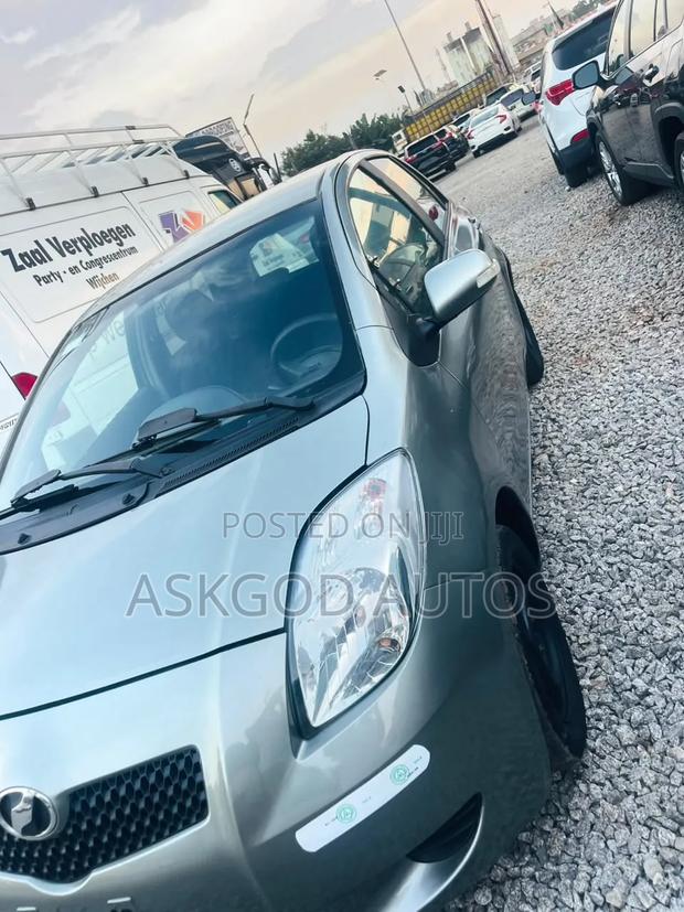 Toyota Vitz 1.3 FWD 5dr 2010 Gray