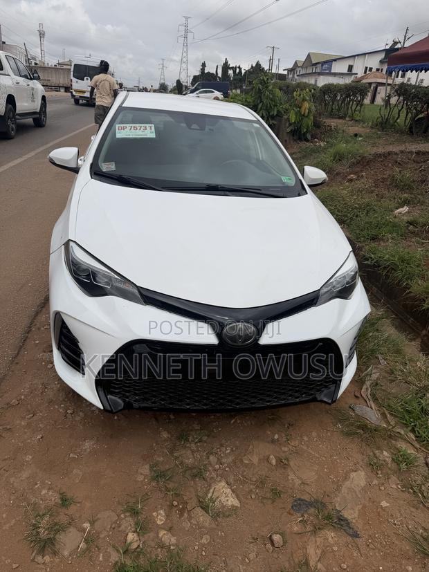 Toyota Corolla SE (1.8L 4cyl 2A) 2018 White