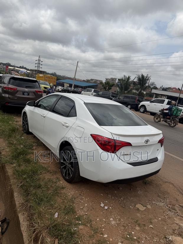 Toyota Corolla SE (1.8L 4cyl 2A) 2018 White