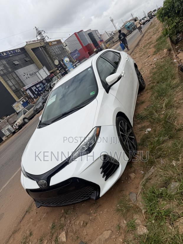 Toyota Corolla SE (1.8L 4cyl 2A) 2018 White