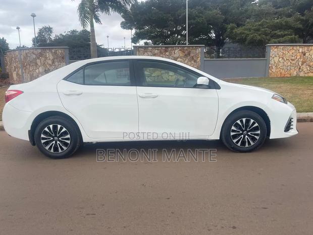 Toyota Corolla LE (1.8L 4cyl 2A) 2019 White