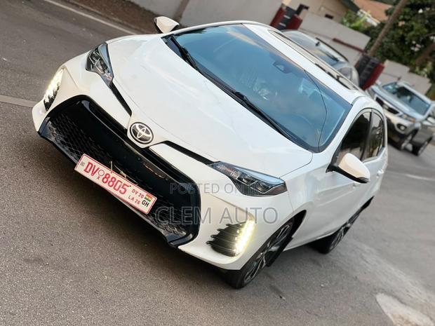 Toyota Corolla SE (1.8L 4cyl 2A) 2018 White