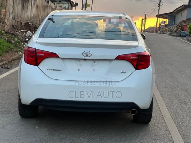 Toyota Corolla SE (1.8L 4cyl 2A) 2018 White