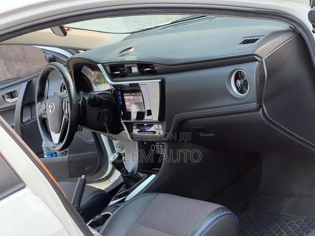 Toyota Corolla SE (1.8L 4cyl 2A) 2018 White