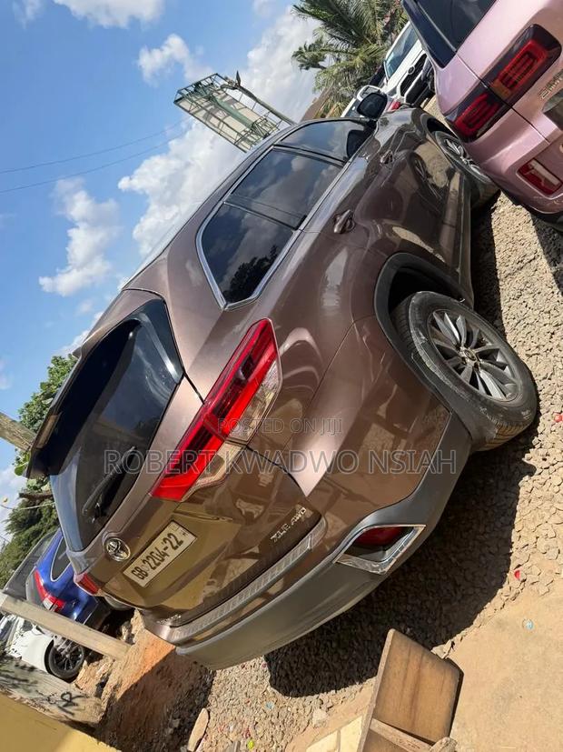 Toyota Highlander XLE 2019 Brown