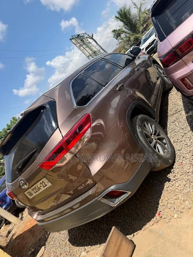 Toyota Highlander XLE 2019 Brown