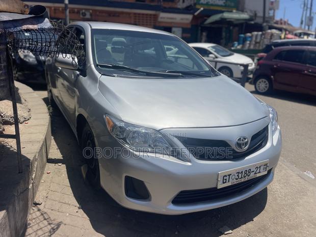 Toyota Corolla LE 4dr Sedan (1.8L 4cyl 4A) 2011 Silver