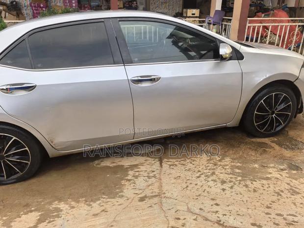 Toyota Vitz 2012 Silver