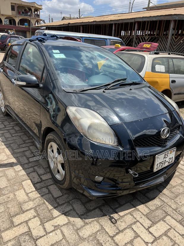 Toyota Vitz 1.3 FWD 5dr 2010 Black