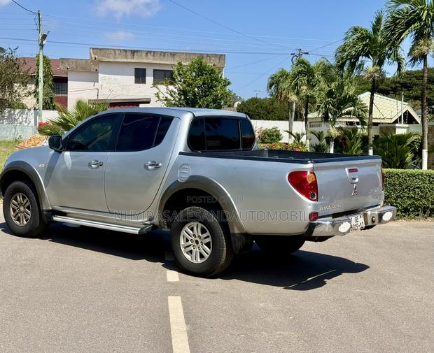 Mitsubishi L200 Club Cab 2.5 180hp 4WD 2012 Silver