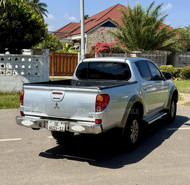 Mitsubishi L200 Club Cab 2.5 180hp 4WD 2012 Silver